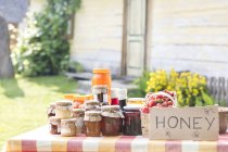 Fresh jars of honey at farmers market stall — Stock Photo