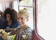 Портрет улыбающейся блондинки в автобусе — стоковое фото