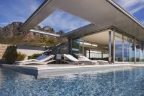 Schwimmbad und Patio außerhalb des modernen Hauses — Stockfoto