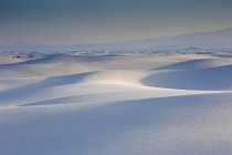 Tranquillo duna di sabbia bianca, White Sands, Nuovo Messico, Stati Uniti — Foto stock
