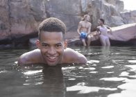 Mann schwimmt tagsüber im Fluss — Stockfoto