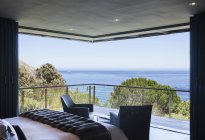 Chambre de luxe et balcon donnant sur l'océan — Photo de stock