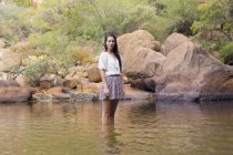 Ritratto di donna che guadagna nel fiume — Foto stock