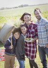 Porträt lächelnde Familie mit gegrillten Hamburgern auf sonnigem Campingplatz — Stockfoto