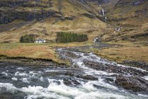 Vista panorâmica Highlands hillside and river, Glencoe, Escócia — Fotografia de Stock