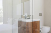 Скляні стіни сучасного інтер'єру ванної кімнати — стокове фото