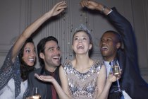 Amigos alcançando mais de mulher feliz vestindo tiara — Fotografia de Stock