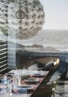 Стіл в сучасній їдальні з видом на океан — стокове фото