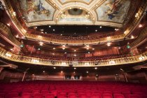 Balcon, sièges et plafond orné dans l'auditorium du théâtre — Photo de stock