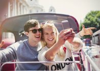 Paar macht Selfie im Doppeldeckerbus in London — Stockfoto
