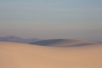 Puesta de sol sobre una tranquila duna de arena, White Sands, Nuevo México, Estados Unidos , - foto de stock