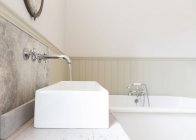 Lavandino e vasca da bagno nel bagno di lusso — Foto stock