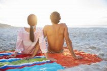 Couple relaxant sur la plage — Photo de stock
