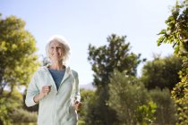 Старша жінка біжить в парку — стокове фото