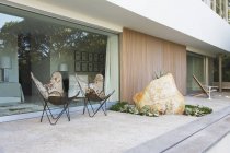 Chairs and boulder on patio of modern house — Stock Photo