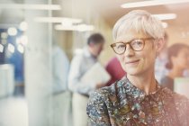 Портрет улыбающейся старшей бизнес-леди в офисе — стоковое фото