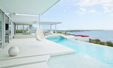 Schwimmbad und modernes Haus — Stockfoto