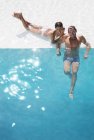 Портрет усміхненої пари, що розслабляється в басейні — стокове фото
