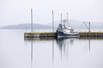 Amarre barco de pesca en el muelle - foto de stock