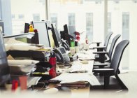 Disordinato fila di scrivanie in ufficio moderno — Foto stock