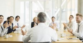 Geschäftsleute klatschen bei Treffen — Stockfoto