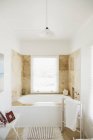 Jacuzzi-Badewanne im luxuriösen Badezimmer-Interieur — Stockfoto