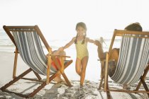 Relax in famiglia sulla spiaggia — Foto stock