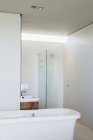 Baignoire, douche et lavabo dans la salle de bain moderne — Photo de stock