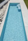 Vue surélevée de la piscine bleue — Photo de stock