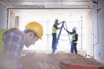 Bauarbeiter auf Leiter auf Baustelle — Stockfoto