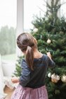 Enfant fille décoration arbre de Noël — Photo de stock
