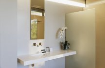 Grifo y lavabo en el interior del baño moderno - foto de stock