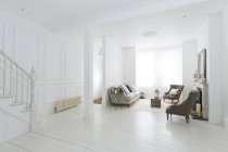 Меблі в білій вітальні — стокове фото