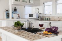 Légumes et verre de vin rouge dans la cuisine — Photo de stock