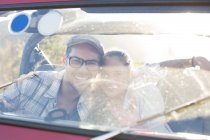 Retrato de casal sorridente em veículo utilitário desportivo — Fotografia de Stock