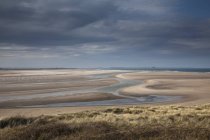Beach at low tide under clouds during daytime — Stock Photo