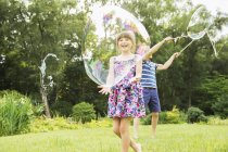Kinder spielen mit Blasen im Hinterhof — Stockfoto