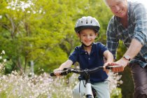 Nonno insegnare nipote ad andare in bicicletta — Foto stock