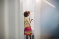 Geschäftsfrau am Whiteboard im Konferenzraum eines modernen Büros — Stockfoto
