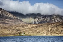 Nuvens sobre montanhas contra a água, Escócia — Fotografia de Stock