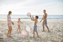 Família brincando na praia — Fotografia de Stock