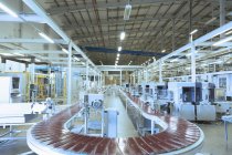 Förderband und Maschinen in leerer Fabrik — Stockfoto