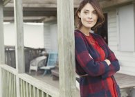 Mulher pensativa em suéter olhando para longe na varanda — Fotografia de Stock