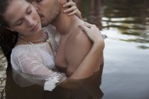 Couple sensuel embrasser dans le lac — Photo de stock