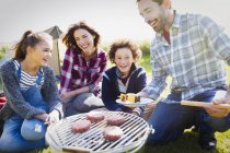 Barbecue familial au camping ensoleillé — Photo de stock