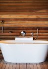 Badewanne im modernen Bad drinnen — Stockfoto