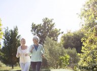 Mujeres mayores corriendo en el parque - foto de stock