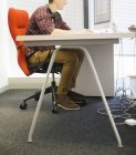 Empresário usando computador na mesa no escritório — Fotografia de Stock
