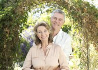 Retrato de casal sênior sorridente no jardim — Fotografia de Stock