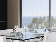 Gedeckter Tisch im modernen Speisesaal — Stockfoto